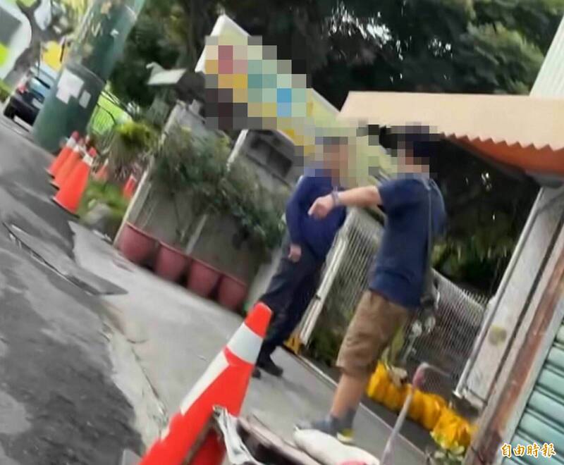 居民(右)追上去找駕駛(左)理論,要求駕駛在巷內放慢車速。(民眾提供) 居民(右)追上去找駕駛(左)理論,要求駕駛在巷內放慢車速。(民眾提供)