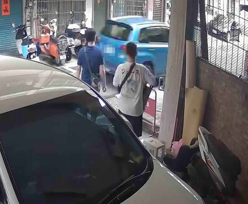 藍色轎車在巷內以時速60公里前進,一旁居民氣炸。(民眾提供) 藍色轎車在巷內以時速60公里前進,一旁居民氣炸。(民眾提供)