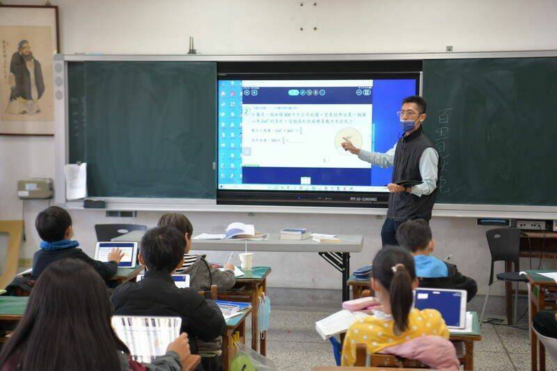 新冠肺炎疫情嚴峻時,南投縣高中以下各級學校曾暫停實體課程,改線上教學。(南投縣政府提供) 新冠肺炎疫情嚴峻時,南投縣高中以下各級學校曾暫停實體課程,改線上教學。(南投縣政府提供)