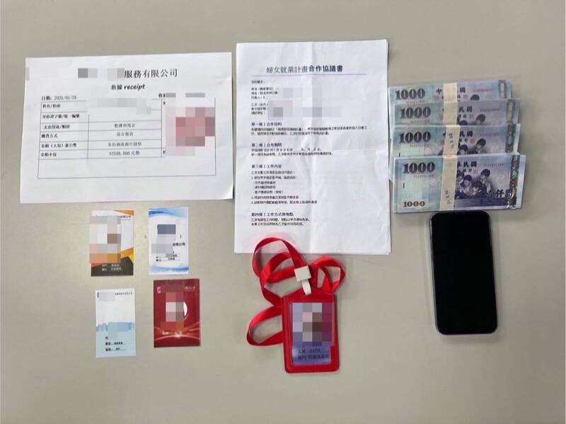 警方查獲四張偽造的資訊公司工作證、假現金收據、婦女就業計畫合作協議書等贓證物。(記者邱俊福翻攝) 警方查獲四張偽造的資訊公司工作證、假現金收據、婦女就業計畫合作協議書等贓證物。(記者邱俊福翻攝)