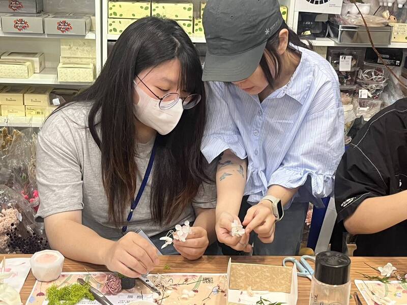 「體驗百業 就業成功」活動,規劃多元職業體驗,圖為花藝師體驗。(市府提供) 「體驗百業 就業成功」活動,規劃多元職業體驗,圖為花藝師體驗。(市府提供)