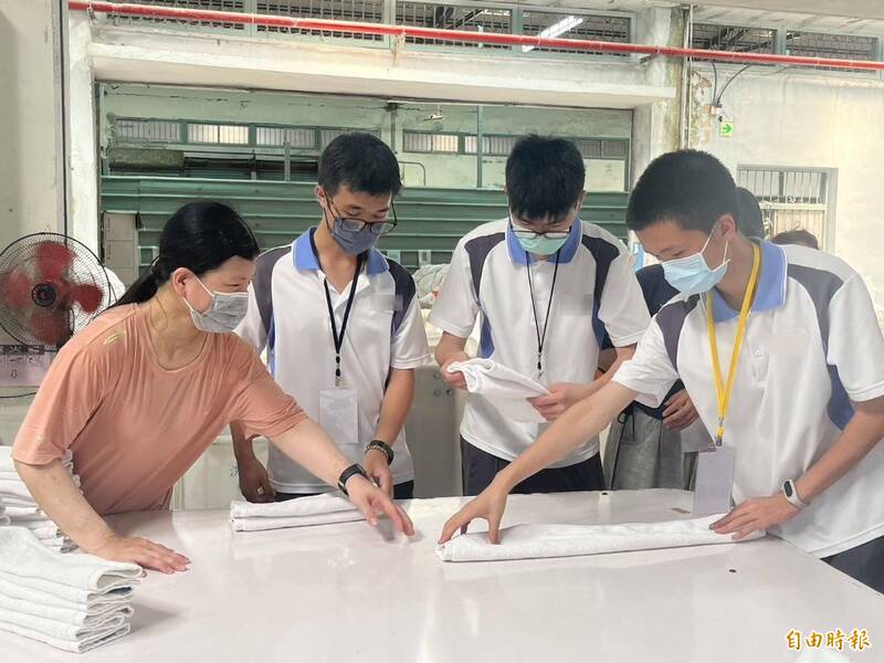 職場體驗讓青年有機會實地體驗職類職場環境,探索未來就業方向。圖為洗滌技術員體驗。(市府提供) 職場體驗讓青年有機會實地體驗職類職場環境,探索未來就業方向。圖為洗滌技術員體驗。(市府提供)