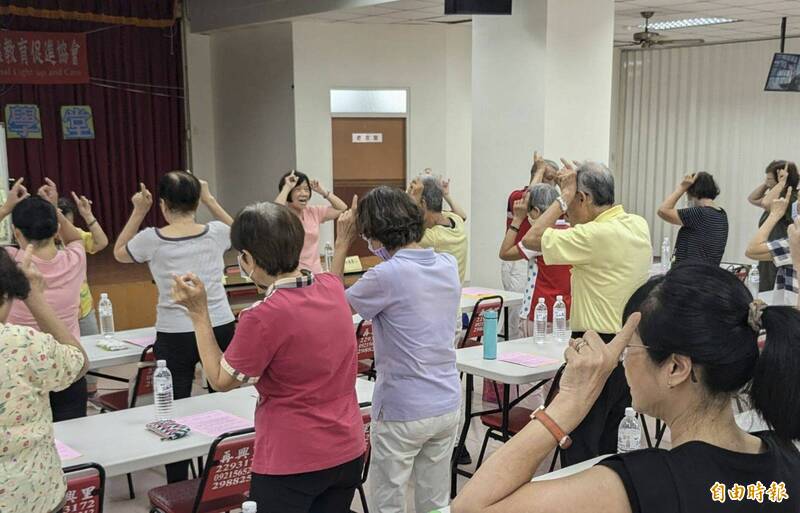 台灣點燈關懷教育促進協會與南市南區再興里合作開辦「幸福學堂」,為學員注入幸福能量。(記者洪瑞琴攝) 台灣點燈關懷教育促進協會與南市南區再興里合作開辦「幸福學堂」,為學員注入幸福能量。(記者洪瑞琴攝)