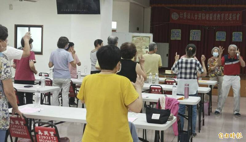 「幸福學堂」由專業師資教導學員作健身操。(記者洪瑞琴攝) 「幸福學堂」由專業師資教導學員作健身操。(記者洪瑞琴攝)