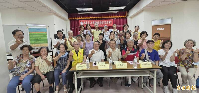 台灣點燈關懷教育促進協會「幸福學堂」,在南市南區再興里開辦。(記者洪瑞琴攝) 台灣點燈關懷教育促進協會「幸福學堂」,在南市南區再興里開辦。(記者洪瑞琴攝)
