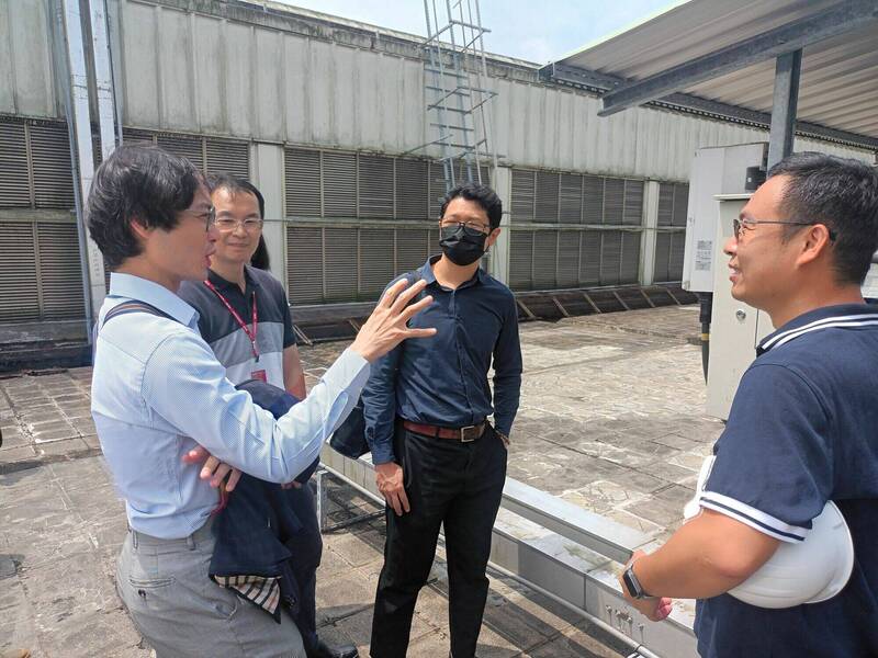 基隆地檢署主任檢察官黃聖(左)昨與「打擊防害綠能產業發展犯罪聯繫平臺」成員,訪視聯合再生能源公司七堵廠區,了解業者是否遇到阻礙綠能發展的綠能蟑螂趁機索賄。(記者林嘉東翻攝) 基隆地檢署主任檢察官黃聖(左)昨與「打擊防害綠能產業發展犯罪聯繫平臺」成員,訪視聯合再生能源公司七堵廠區,了解業者是否遇到阻礙綠能發展的綠能蟑螂趁機索賄。(記者林嘉東翻攝)