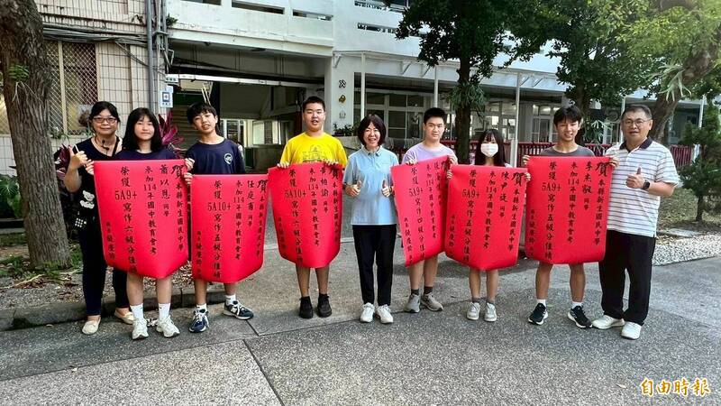 台東教育處長蔡美瑤頒紅榜,獎勵新生國中參加會考成績優異的學生。(記者黃明堂攝) 台東教育處長蔡美瑤頒紅榜,獎勵新生國中參加會考成績優異的學生。(記者黃明堂攝)