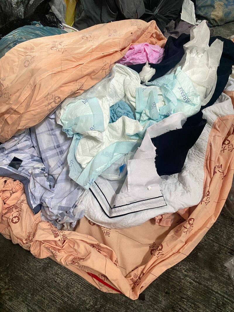 虎尾清潔隊在垃圾中發現棉被、尿布等廢棄物。(虎尾鎮公所提供) 虎尾清潔隊在垃圾中發現棉被、尿布等廢棄物。(虎尾鎮公所提供)