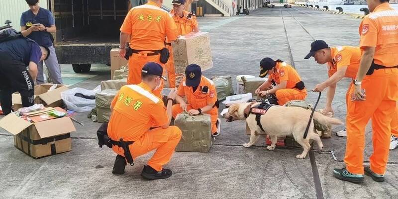 海巡偵搜犬聞出貨品內藏有中國農產品等走私物品。(記者吳昇儒翻攝) 海巡偵搜犬聞出貨品內藏有中國農產品等走私物品。(記者吳昇儒翻攝)