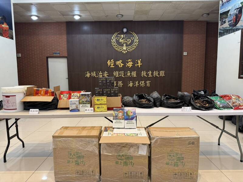 紙箱上印有簡體中文字,引發海巡人員關注,進一步揪出中國走私農產品。 (記者吳昇儒翻攝) 紙箱上印有簡體中文字,引發海巡人員關注,進一步揪出中國走私農產品。 (記者吳昇儒翻攝)