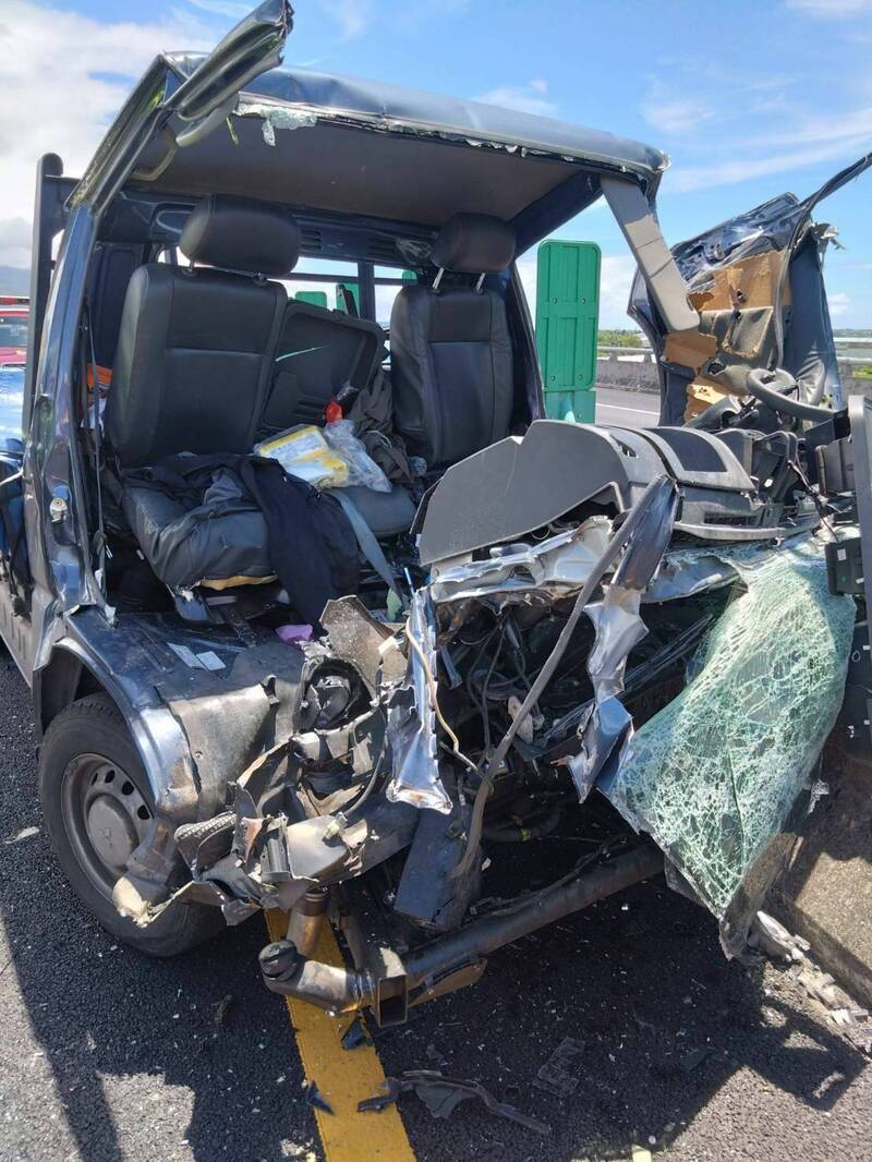 發生事故的小貨車車體嚴重變形。(圖由宜蘭縣消防局提供) 發生事故的小貨車車體嚴重變形。(圖由宜蘭縣消防局提供)