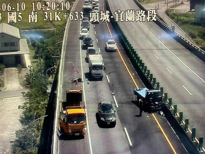 車禍發生時,國5礁溪南下路段嚴重回堵。(圖由警方提供) 車禍發生時,國5礁溪南下路段嚴重回堵。(圖由警方提供)