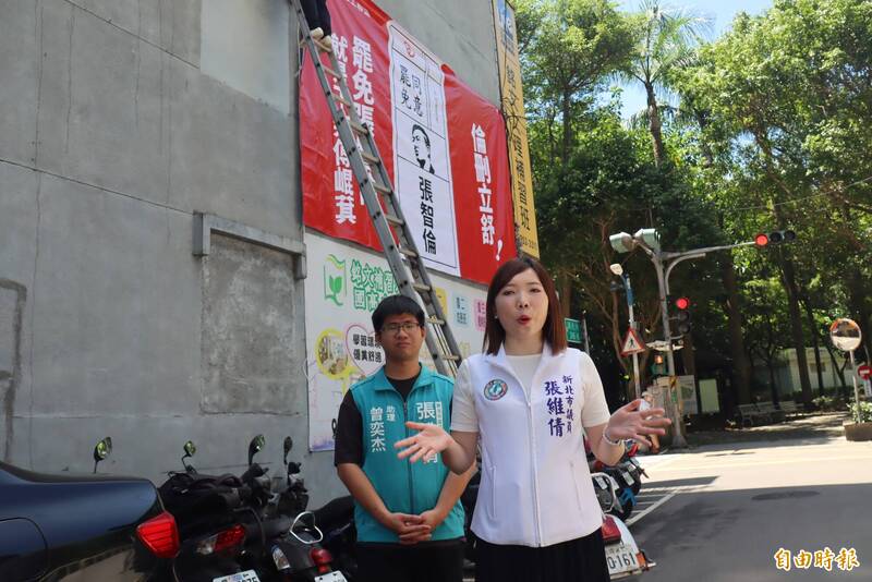 新北市議員張維倩率先在選區內協助罷團掛起大罷免看板。(記者翁聿煌攝) 新北市議員張維倩率先在選區內協助罷團掛起大罷免看板。(記者翁聿煌攝)