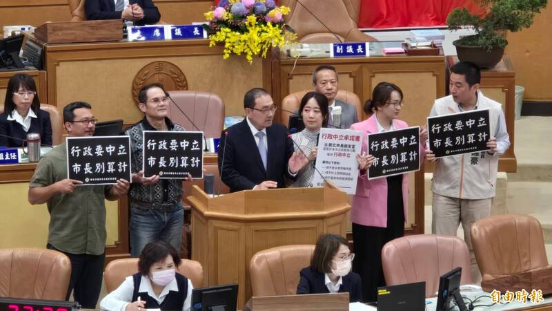 民進黨新北市議員戴瑋姍(中排右三)希望市長侯友宜(左三)為大罷免簽署「行政中立承諾書」。(記者黃子暘攝) 民進黨新北市議員戴瑋姍(中排右三)希望市長侯友宜(左三)為大罷免簽署「行政中立承諾書」。(記者黃子暘攝)