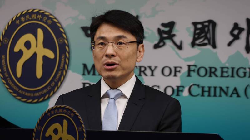 外交部發言人蕭光偉10日澄清,涉詐騙的台商黃紀彰出席的午宴由當地台商會主辦,特使團在帛期間,外交部及大使館的活動皆未主動邀請或接待黃紀彰。(資料照) 外交部發言人蕭光偉10日澄清,涉詐騙的台商黃紀彰出席的午宴由當地台商會主辦,特使團在帛期間,外交部及大使館的活動皆未主動邀請或接待黃紀彰。(資料照)