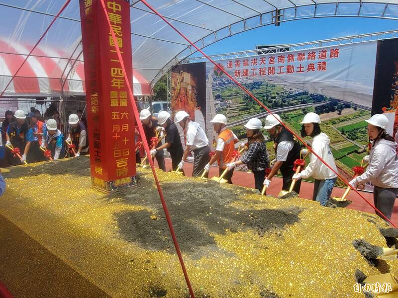 拱天宮闢南側聯絡道盼紓解車潮,今天動土。(記者蔡政珉攝) 拱天宮闢南側聯絡道盼紓解車潮,今天動土。(記者蔡政珉攝)