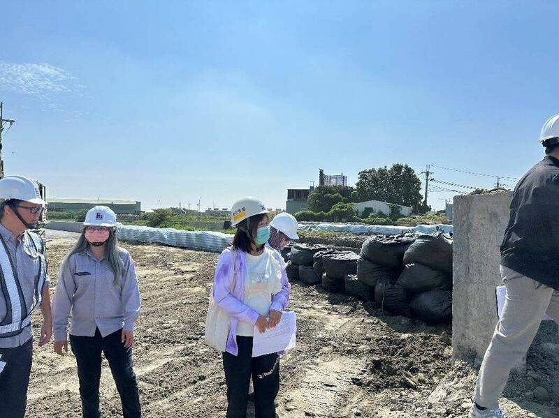 曾文溪排水長安橋改建工程抽查。(南市災防辦提供) 曾文溪排水長安橋改建工程抽查。(南市災防辦提供)