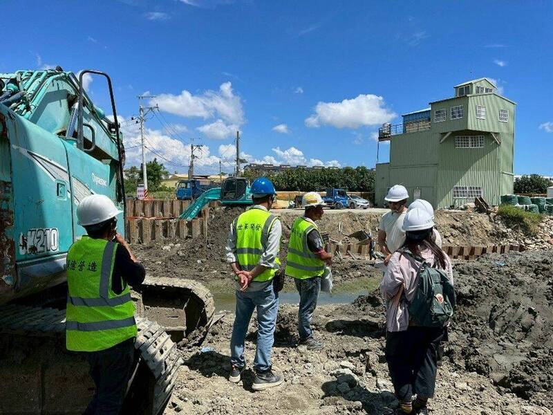 六塊寮排水治理工程抽查。(南市災防辦提供) 六塊寮排水治理工程抽查。(南市災防辦提供)