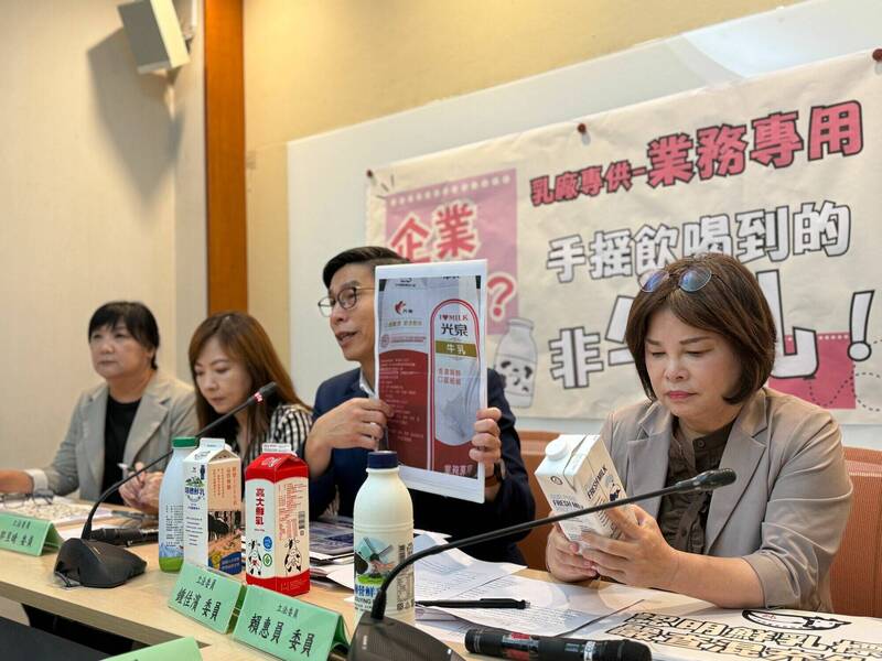 民進黨立委鍾佳濱(右二)、賴惠員(右一)、郭昱晴(左二)、伍麗華Saidhai Tahovecahe(左一)今天在立法院召開「企業詐騙?乳廠專供『業務專用』,手搖飲喝到的非『牛乳』」記者會。(鍾佳濱辦公室提供) 民進黨立委鍾佳濱(右二)、賴惠員(右一)、郭昱晴(左二)、伍麗華Saidhai Tahovecahe(左一)今天在立法院召開「企業詐騙?乳廠專供『業務專用』,手搖飲喝到的非『牛乳』」記者會。(鍾佳濱辦公室提供)