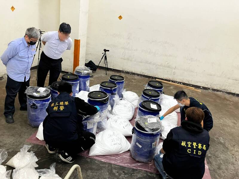 販毒集團小年夜空運走私300公斤喪屍菸毒,遭檢警攔截到案。(記者蔡清華翻攝) 販毒集團小年夜空運走私300公斤喪屍菸毒,遭檢警攔截到案。(記者蔡清華翻攝)