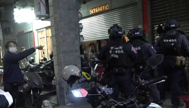 警方攻堅逮捕販毒成員。(記者蔡清華翻攝) 警方攻堅逮捕販毒成員。(記者蔡清華翻攝)