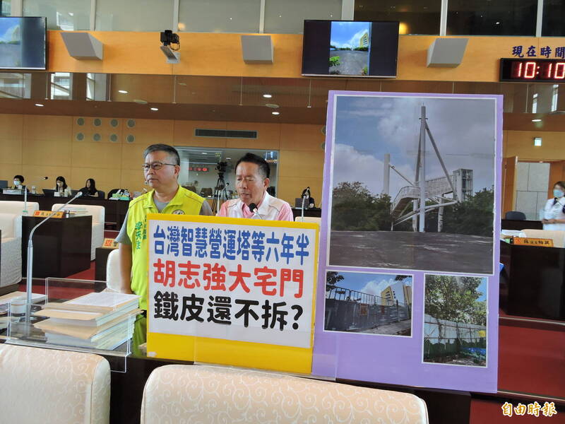 市議員何文海質疑台灣塔現址的模組歷任三位市長竟還未拆。(記者蘇金鳳攝) 市議員何文海質疑台灣塔現址的模組歷任三位市長竟還未拆。(記者蘇金鳳攝)