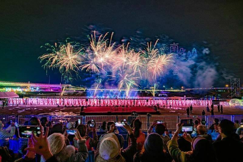 今年國慶煙火晚會活動,確定在南投市貓羅溪畔舉行。圖為貓羅溪高灘地往年南投燈會施放煙火情形。(圖由南投縣政府提供) 今年國慶煙火晚會活動,確定在南投市貓羅溪畔舉行。圖為貓羅溪高灘地往年南投燈會施放煙火情形。(圖由南投縣政府提供)