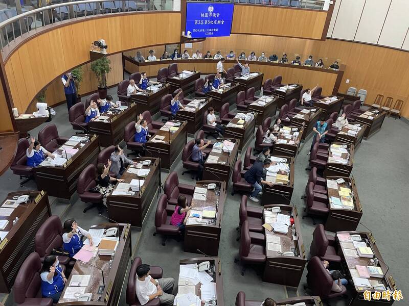 綠營議員要求市府於罷免活動保持行政中立提案,遭藍營議員投票否決。(記者謝武雄攝) 綠營議員要求市府於罷免活動保持行政中立提案,遭藍營議員投票否決。(記者謝武雄攝)