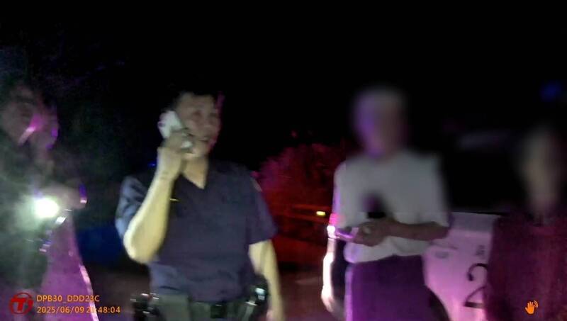 警方帶其父母尋人。(警方提供) 警方帶其父母尋人。(警方提供)