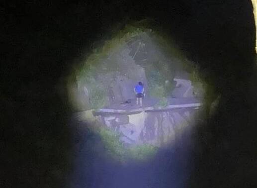 男子受困對岸。(警方提供) 男子受困對岸。(警方提供)