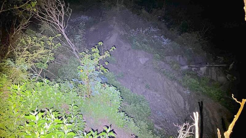 警方與男子中間隔著坍方山壁。(警方提供) 警方與男子中間隔著坍方山壁。(警方提供)
