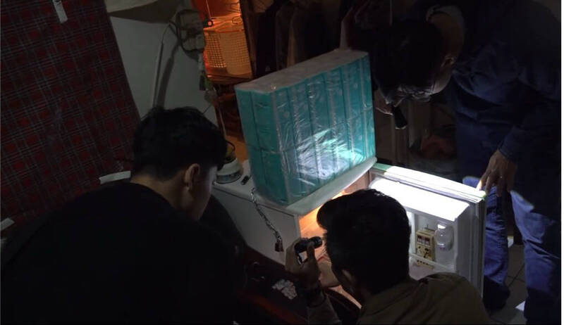 警方在冰箱內查獲「喪屍菸彈」等毒品。(警方提供) 警方在冰箱內查獲「喪屍菸彈」等毒品。(警方提供)