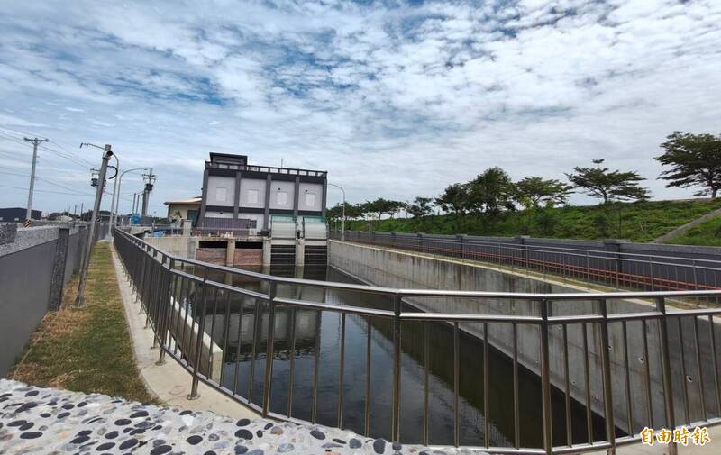 高雄市水利局投入2.7億元經費,於湖內區大湖地區新建1座抽水站,提升區域排水效能。(記者陳文嬋攝) 高雄市水利局投入2.7億元經費,於湖內區大湖地區新建1座抽水站,提升區域排水效能。(記者陳文嬋攝)