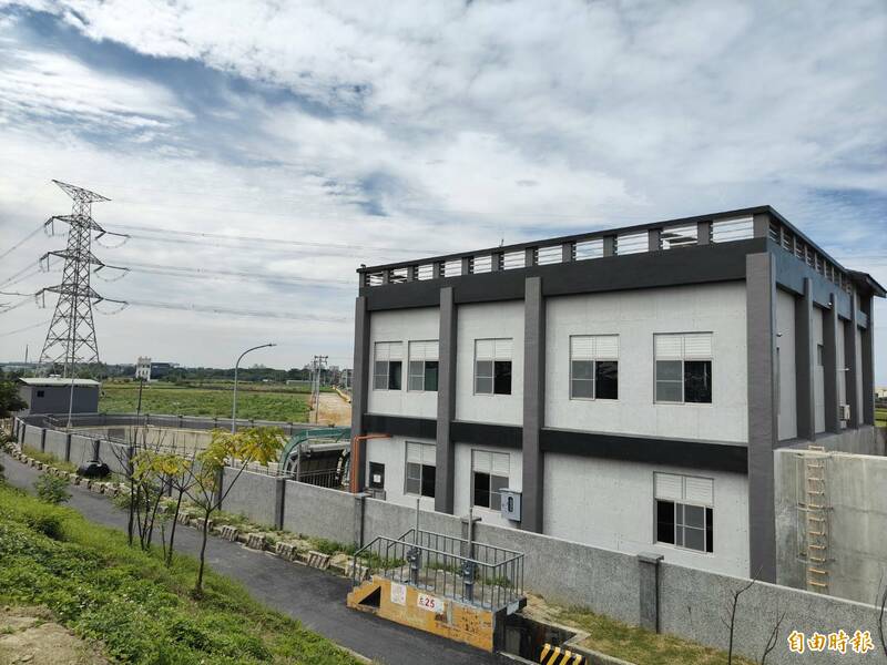 高雄市水利局投入2.7億元經費,於湖內區大湖地區新建1座抽水站,提升區域排水效能。(記者陳文嬋攝) 高雄市水利局投入2.7億元經費,於湖內區大湖地區新建1座抽水站,提升區域排水效能。(記者陳文嬋攝)