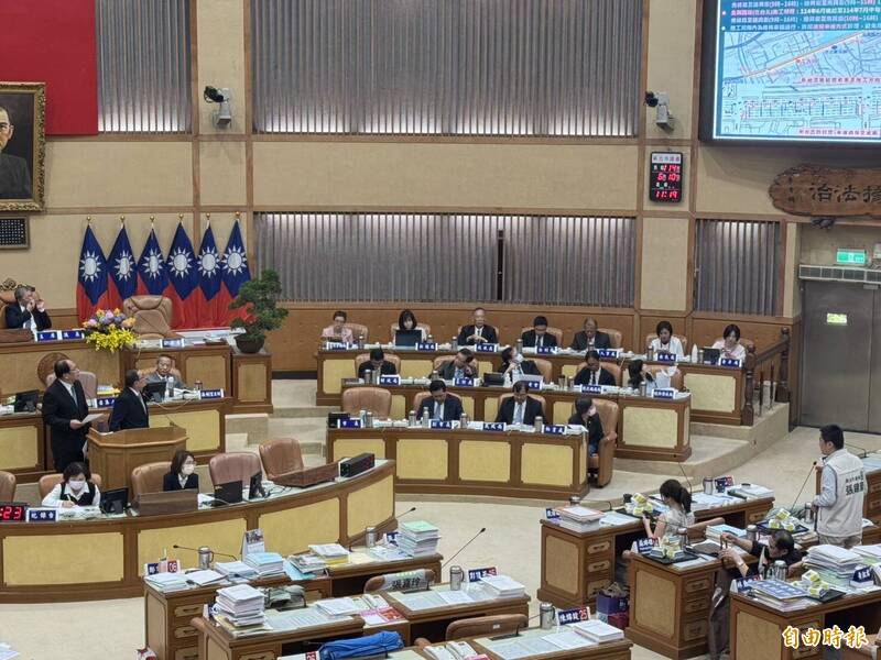 新北市長侯友宜表示,汐科站周邊因是保護區,當初都市計畫通盤檢討考量坡度等問題被否決,會請城鄉發展局持續與內政部溝通。(記者羅國嘉攝) 新北市長侯友宜表示,汐科站周邊因是保護區,當初都市計畫通盤檢討考量坡度等問題被否決,會請城鄉發展局持續與內政部溝通。(記者羅國嘉攝)