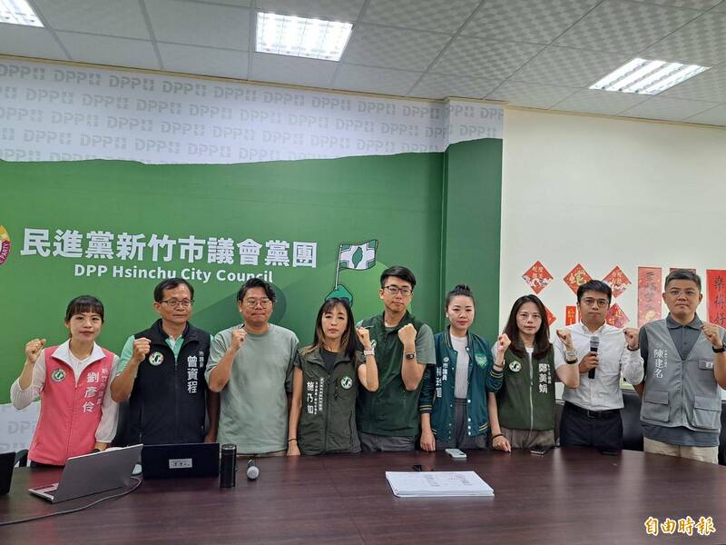 新竹市容崩壞各處雜草叢生變新竹牧場,市議會民進黨團批新設公管中心政策錯誤,讓市民遭殃籲同意罷免高虹安,下架無能市府。(記者洪美秀攝) 新竹市容崩壞各處雜草叢生變新竹牧場,市議會民進黨團批新設公管中心政策錯誤,讓市民遭殃籲同意罷免高虹安,下架無能市府。(記者洪美秀攝)