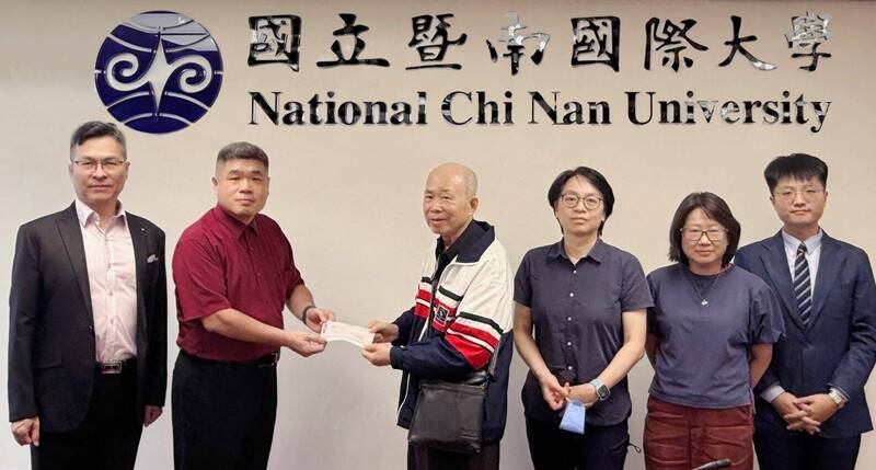 暨大資工系教授陳依蓉因病去世,其父陳信雄(左3)特別捐贈200萬元成立獎學金,延續愛女對學生的關懷,並由暨大主秘古明哲(左2)代表接受。(暨大提供) 暨大資工系教授陳依蓉因病去世,其父陳信雄(左3)特別捐贈200萬元成立獎學金,延續愛女對學生的關懷,並由暨大主秘古明哲(左2)代表接受。(暨大提供)
