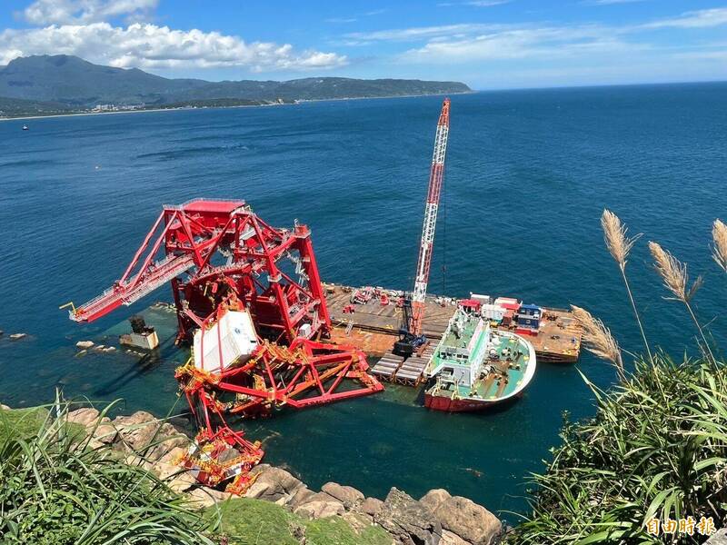 擱淺在野柳地質公園旁的中國鈺洲啟航輪已開始拆解貨輪上橋式起重機設備。(記者盧賢秀攝) 擱淺在野柳地質公園旁的中國鈺洲啟航輪已開始拆解貨輪上橋式起重機設備。(記者盧賢秀攝)