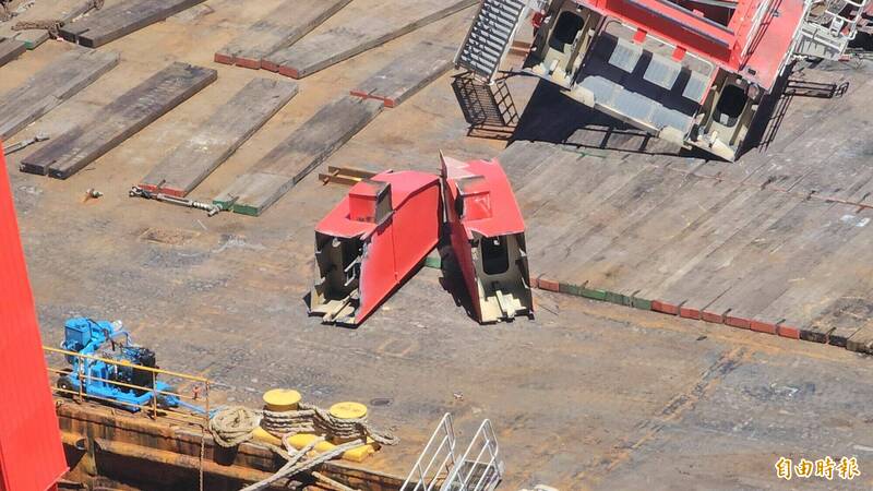擱淺在野柳地質公園旁的中國鈺洲啟航輪已開始拆解貨輪上橋式起重機設備。(記者盧賢秀攝) 擱淺在野柳地質公園旁的中國鈺洲啟航輪已開始拆解貨輪上橋式起重機設備。(記者盧賢秀攝)
