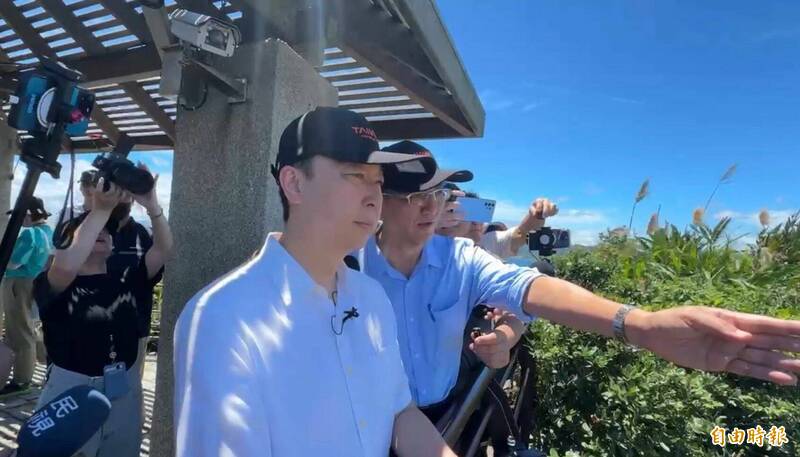 交通部長陳世凱視察擱淺野柳地質公園旁鈺洲啟航輪拆除及除防颱工作。(記者盧賢秀攝) 交通部長陳世凱視察擱淺野柳地質公園旁鈺洲啟航輪拆除及除防颱工作。(記者盧賢秀攝)