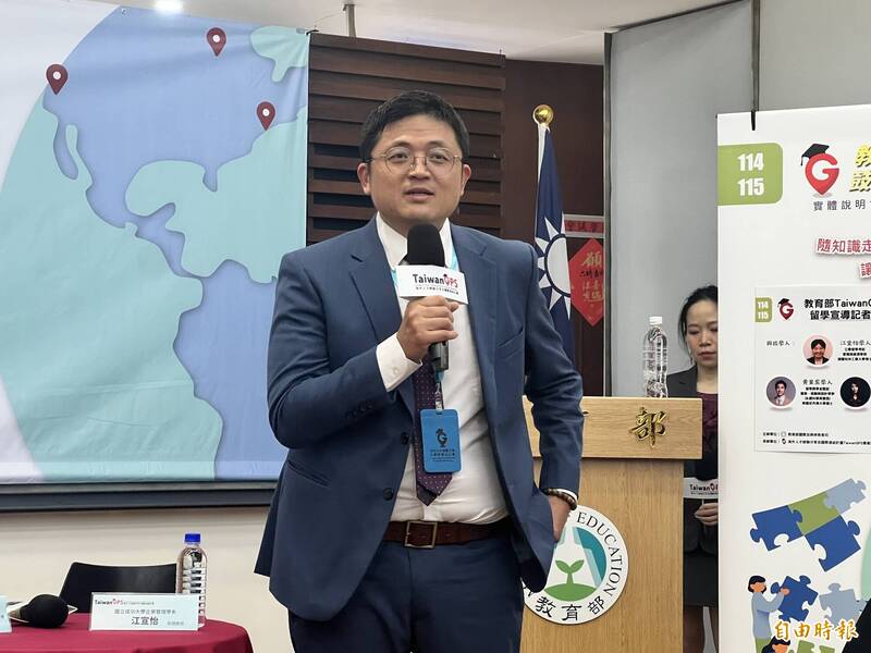 國立中山大學和國立高雄大學合併案有新進度,教育部主秘林柏樵今(10)日受訪表示,教育部一貫立場是「尊重學校自主」,兩校校內須有充分的討論,並取得共識和作成決議。 (記者林曉雲攝) 國立中山大學和國立高雄大學合併案有新進度,教育部主秘林柏樵今(10)日受訪表示,教育部一貫立場是「尊重學校自主」,兩校校內須有充分的討論,並取得共識和作成決議。 (記者林曉雲攝)