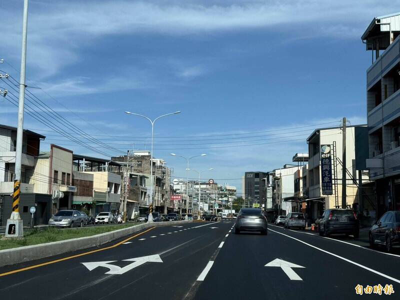 彰化市彰南路15處路口進行偏心左轉車道及標線調整工程全數完工,沿線煥然一新。(記者湯世名攝) 彰化市彰南路15處路口進行偏心左轉車道及標線調整工程全數完工,沿線煥然一新。(記者湯世名攝)