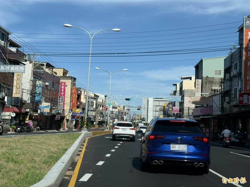 彰化市彰南路15處路口偏心左轉車道全部完工,車輛行進不再「扭來扭去」。(記者湯世名攝) 彰化市彰南路15處路口偏心左轉車道全部完工,車輛行進不再「扭來扭去」。(記者湯世名攝)