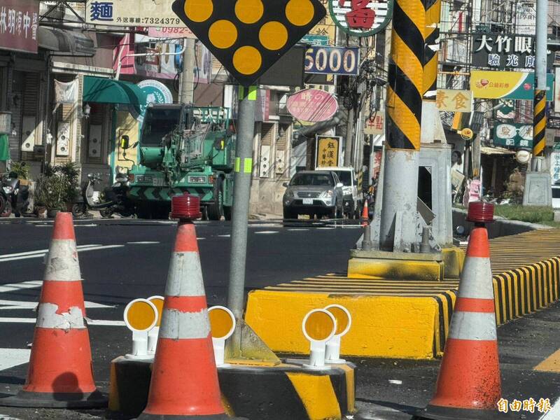 11處行人庇護島周圍放置三角錐示警,避免車輛撞擊。(記者湯世名攝) 11處行人庇護島周圍放置三角錐示警,避免車輛撞擊。(記者湯世名攝)