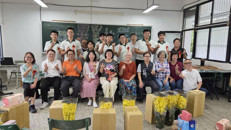 同濟中學日前舉行畢業典禮,校長高作屏(前排左五)等6名教職員期末將與學生、學校一起「畢業」。(同濟中學提供) 同濟中學日前舉行畢業典禮,校長高作屏(前排左五)等6名教職員期末將與學生、學校一起「畢業」。(同濟中學提供)