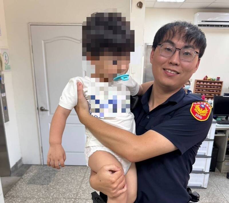 2歲男童獨自牽狗嬉戲 警急帶回派出所安置 2歲男童獨自牽狗嬉戲 警急帶回派出所安置