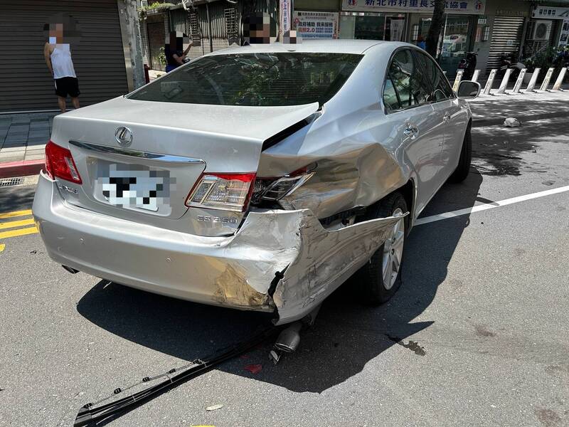 右轉轎車被撞後,車身嚴重受損。(記者吳仁捷翻攝) 右轉轎車被撞後,車身嚴重受損。(記者吳仁捷翻攝)