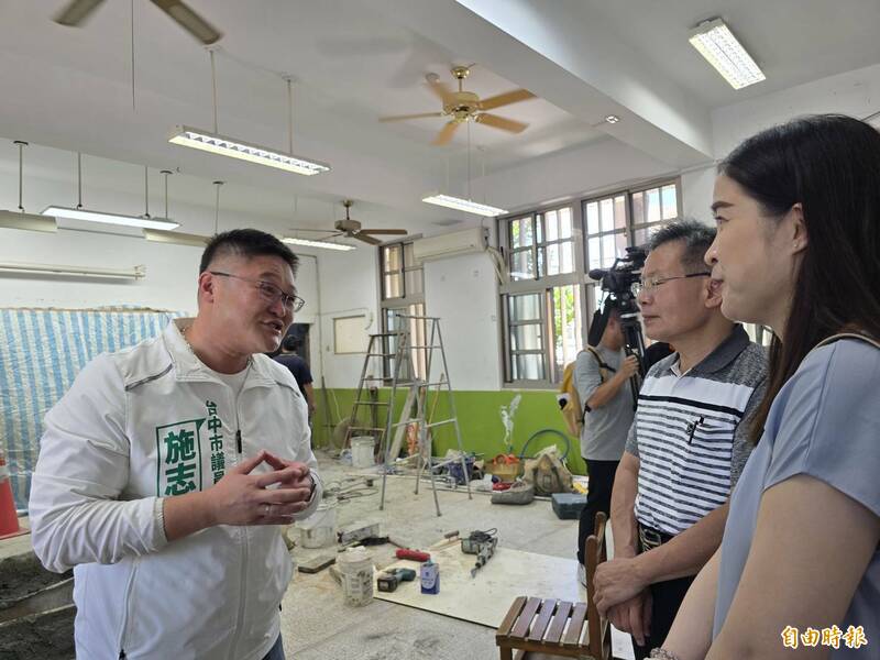 台中市議員施志昌聯會勘文昌國小會勘幼兒園兩歲專班工程狀況。(記者張軒哲攝) 台中市議員施志昌聯會勘文昌國小會勘幼兒園兩歲專班工程狀況。(記者張軒哲攝)