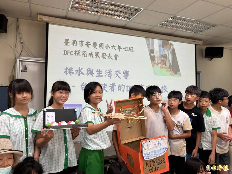台南安慶小學生發表海尾排水線專題研究,宛如另類畢業考。(記者王姝琇攝) 台南安慶小學生發表海尾排水線專題研究,宛如另類畢業考。(記者王姝琇攝)
