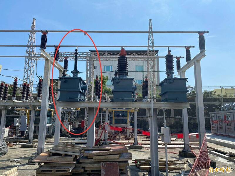台電說明2020年旗津事故起因於變電所裸露匯流排設備老化損壞,已於第一時間緊急搶修。(記者王榮祥攝) 台電說明2020年旗津事故起因於變電所裸露匯流排設備老化損壞,已於第一時間緊急搶修。(記者王榮祥攝)